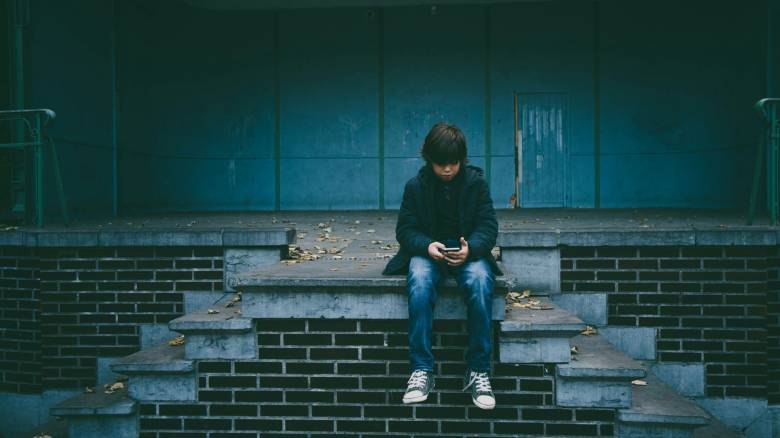 «Δεν είναι το τέλος του κόσμου»: Τι λένε έφηβοι και γονείς για το μπλόκο στα social media