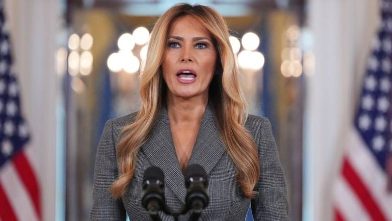 Μελάνια Τραμπ: «Δεν είχα καμία σχέση με τον Επστάιν και δεν με σύστησε στον Ντόναλντ Τραμπ»