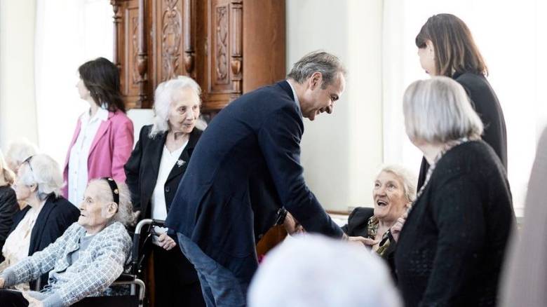 Επίσκεψη Μητσοτάκη στο Γηροκομείο Αθηνών: «Στόχος μας να επισκευάσουμε όλα τα κτήρια»