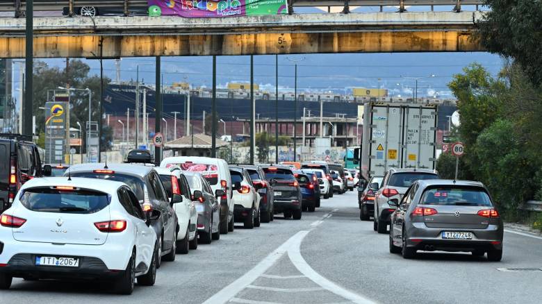 Σε εξέλιξη η μαζική έξοδος των εκδρομέων του Πάσχα - Αυξημένη η κίνηση σε λιμάνια, ΚΤΕΛ και διόδια
