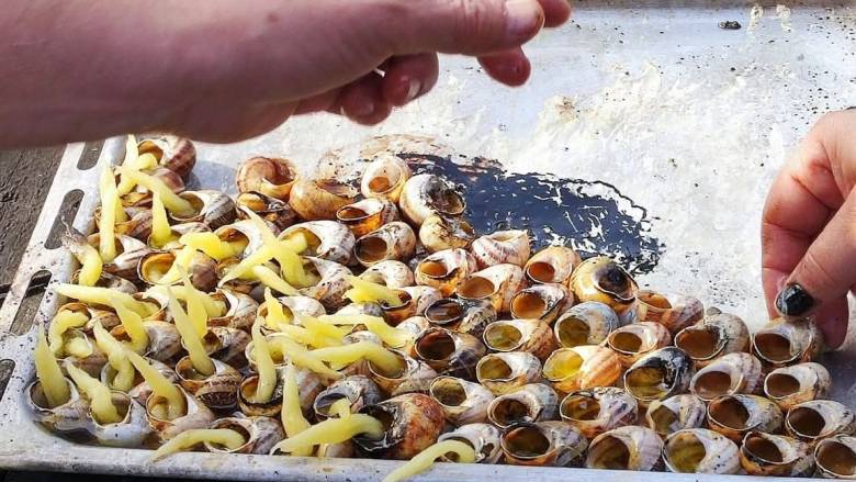 Κέρκυρα: Άναμμα των σαλιγκαριών - Το έθιμο της Μ. Παρασκευής που συνοδεύει τη σιωπή και την προσευχή