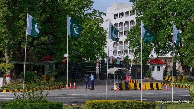 Στο χείλος της κατάρρευσης η εκεχειρία – Απειλές, όροι και επιθεσεις σκιάζουν τις συνομιλίες