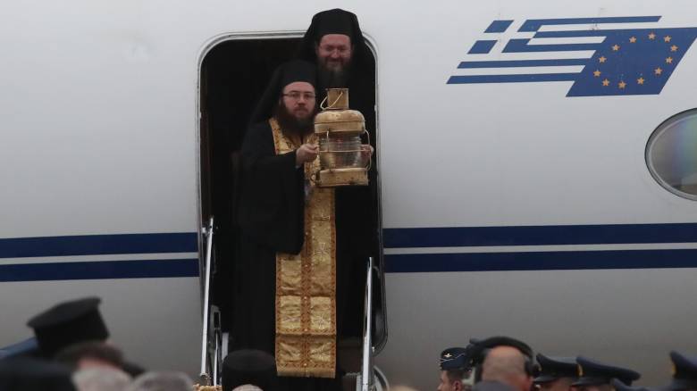 Έφτασε στην Αθήνα το Άγιο Φως - Με τιμές αρχηγού κράτους η υποδοχή στο «Ελ. Βενιζέλος»