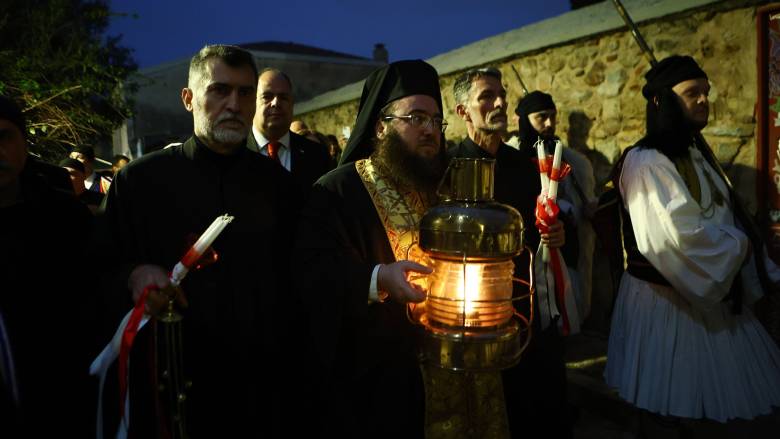 Έφτασε στο Μετόχι του Παναγίου Τάφου το Άγιο Φως - Θα ταξιδέψει σε 18 σημεία σε όλη την Ελλάδα