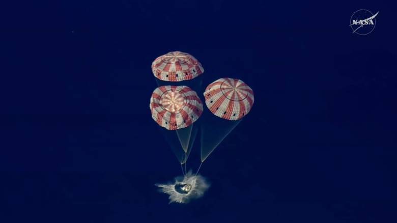 Επέστρεψαν στη Γη οι αστροναύτες μετά το ιστορικό ταξίδι στη Σελήνη