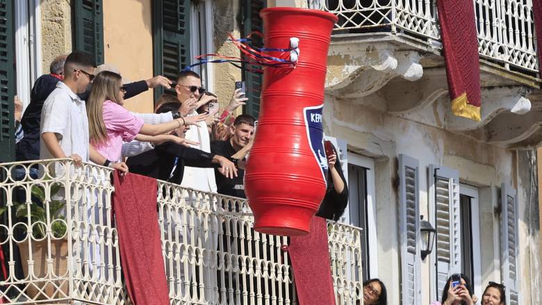 Οι Μπότηδες προκάλεσαν «σεισμό» στην Κέρκυρα - Πλήθος κόσμου παρακολούθησε το πασχαλινό έθιμο