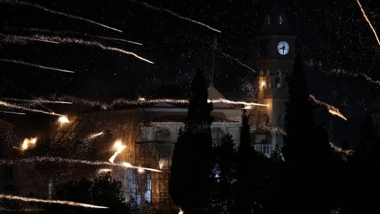 Εντυπωσιακές εικόνες από τον ρουκετοπόλεμο στον Βροντάδο της Χίου το βράδυ της Ανάστασης