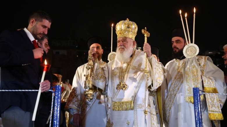 Με λαμπρότητα και κατάνυξη το «Χριστός Ανέστη» σε Αθήνα και Θεσσαλονίκη - Το μήνυμα του Ιερώνυμου 