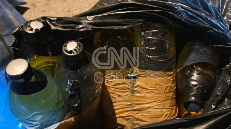 Τρεις συλλήψεις στον Νέο Κόσμο για φωτοβολίδες και εμπρηστικούς μηχανισμούς 