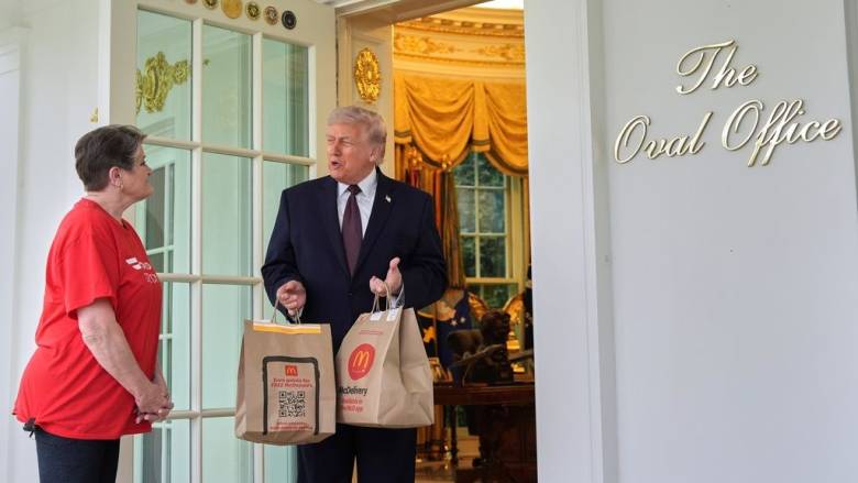 Ντελίβερι στο Λευκό Οίκο με φιλοδώρημα 100 δολαρίων από τον Τραμπ