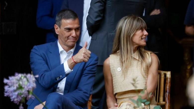 Η σύζυγος του Σάντσεθ κατηγορείται για διαφθορά μετά από ποινική έρευνα