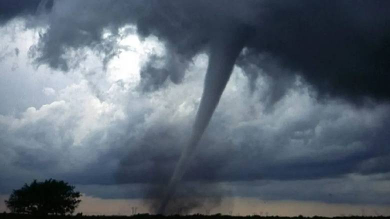 Εικόνες που κόβουν την ανάσα - Ανεμοστόβιλος «χτυπά» στις μεσοδυτικές ΗΠΑ