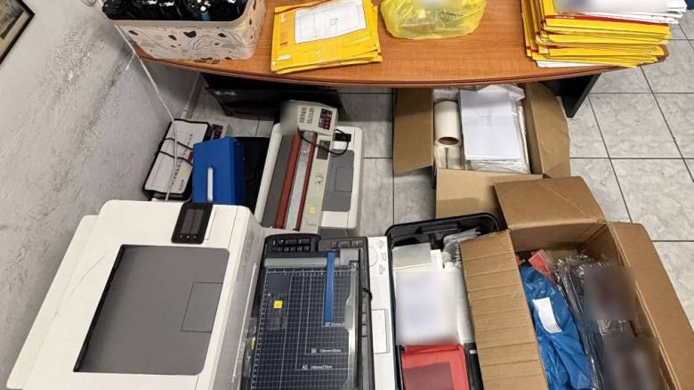 Αττική: Κύκλωμα κατάρτιζε και διακινούσε πλαστά έγγραφα – Πάνω από ένα εκατομμύριο ευρώ το όφελος