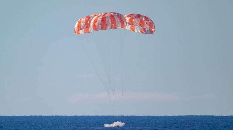 Artemis II: Η στιγμή που δύτες ανοίγουν την κάψουλα Orion με τους τέσσερις αστροναύτες