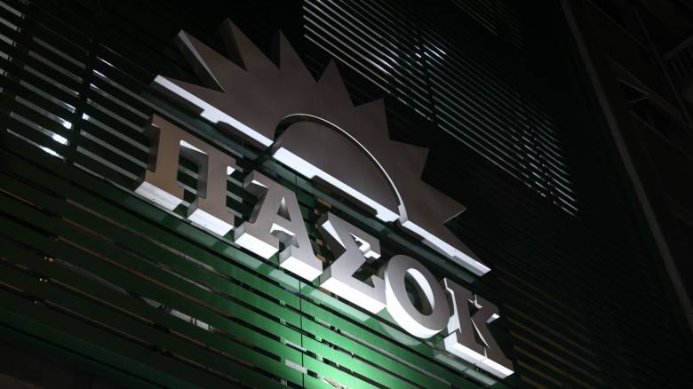 ΠΑΣΟΚ: Κατανοούμε τη δυσάρεστη θέση του κ. Μαρινάκη να προσπαθεί να μαζέψει το χάσμα Μαξίμου και ΚO