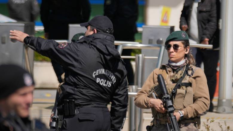 Εικόνες χάους μετά την επίθεση σε σχολείο στην Τουρκία: Τα κίνητρα του δράστη ερευνούν οι Αρχές