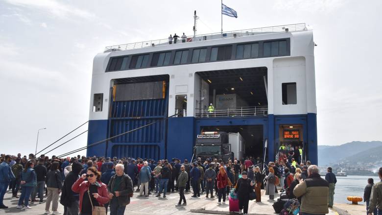 Κινητοποίηση κτηνοτρόφων στο λιμάνι της Μυτιλήνης - Εμπόδισαν την αποβίβαση φορτηγών από πλοίο