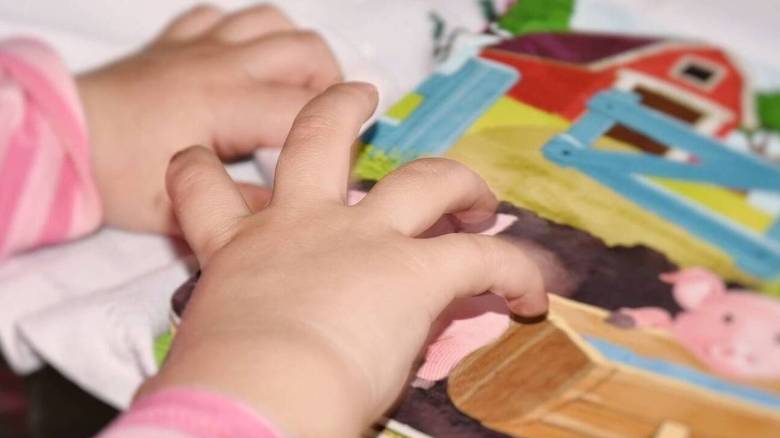 Πότε ανοίγει η πλατφόρμα για τις «Νταντάδες της Γειτονιάς»: Ποιοι δικαιούνται 500 ευρώ