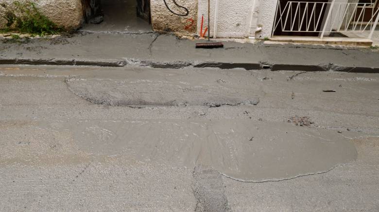 Αθηναϊκός σχιστόλιθος το υλικό που αναβλύζει από την αυλή του εγκαταλελειμμένου κτηρίου στην Κυψέλη