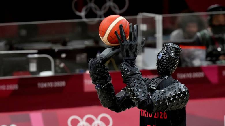 Το «Cue7» κλέβει τις εντυπώσεις: Το ρομπότ που ντριμπλάρει και σουτάρει με AI