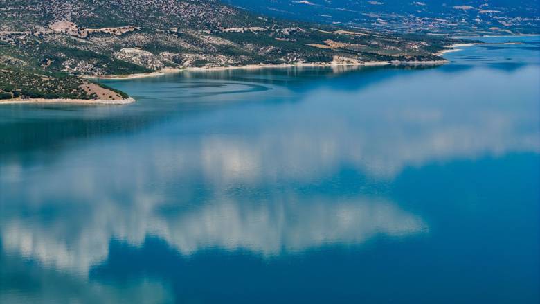 Ανησυχία για τον άσπρο αφρό στη Λίμνη Πολυφύτου Κοζάνης - Οι πρώτες εκτιμήσεις
