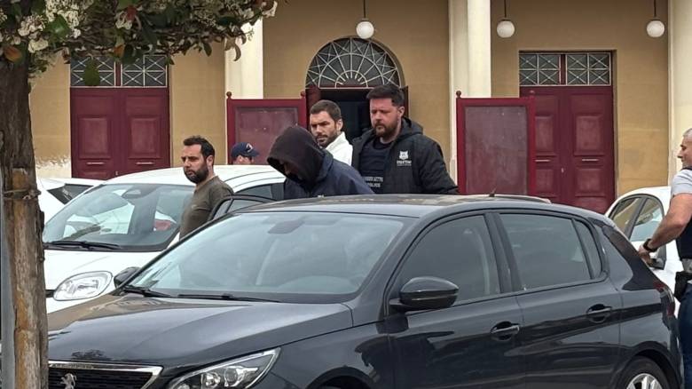 Με σκυμμένο το κεφάλι οι τρεις συλληφθέντες στα δικαστήρια Κεφαλονιάς – Τι θα υποστηρίξουν