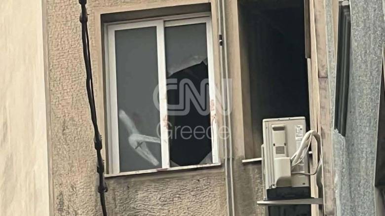 Το σπασμένο τζάμι του παραθύρου της πολυκατοικίας από όπου η 30χρονη βρέθηκε στο κενό - Τα σενάρια