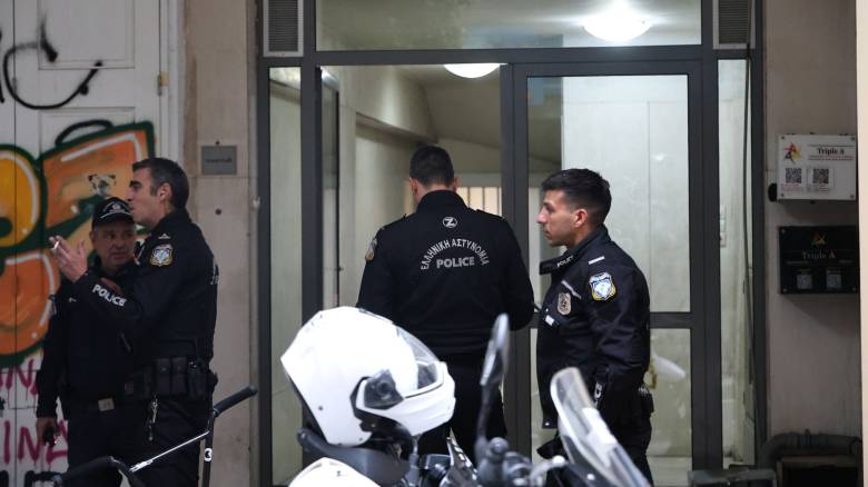 Νεκρή γυναίκα σε ακάλυπτο πολυκατοικίας στο κέντρο της Αθήνας - Προσήχθη άνδρας