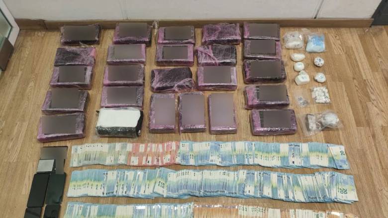 Πειραιάς: Τρεις συλλήψεις για διακίνηση ναρκωτικών - Βρέθηκαν πάνω από 27 κιλά κοκαΐνης