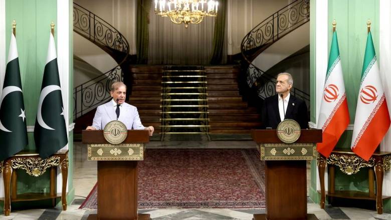 «Εγκάρδια» η συνομιλία Σαρίφ - Πεζεσκιάν αλλά χωρίς αναφορά στις συνομιλίες στο Πακιστάν