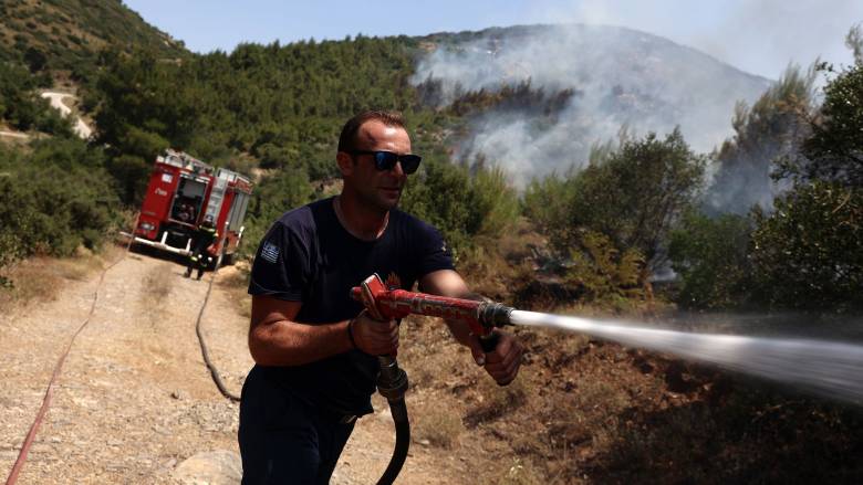 Φωτιά σε πευκοδάσος στη Σκιάθο: Ισχυρές δυνάμεις της πυροσβεστικής και ρίψεις από αέρος