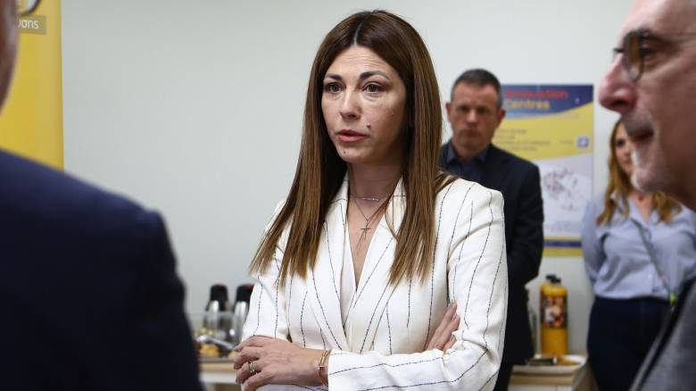 Η υπουργός Παιδείας Σ. Ζαχαράκη επισκέφθηκε τη μαθήτρια που έπεσε από μπαλκόνι σχολείου στο Χαϊδάρι