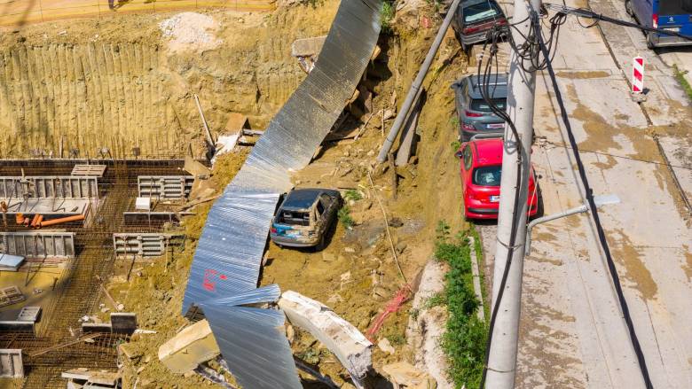 Θεσσαλονίκη: Υποχώρησε το έδαφος στην Τούμπα κατά τη διάρκεια εργασιών - ΙΧ βρέθηκε στο κενό