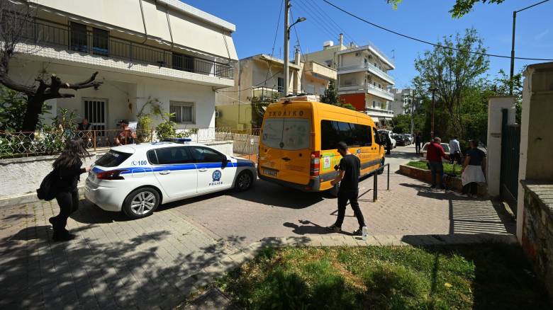 Σε κρίσιμη κατάσταση η 13χρονη που έπεσε από μπαλκόνι σχολείου στο Χαϊδάρι