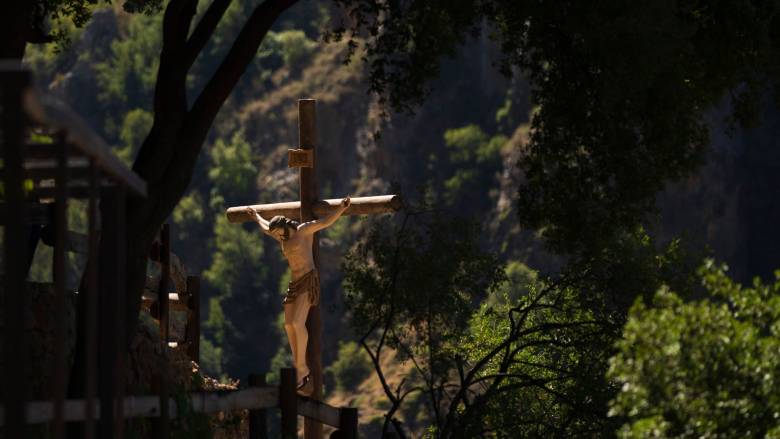 Οργή για τον Ισραηλινό στρατιώτη που βεβήλωσε άγαλμα του Ιησού στον Λίβανο: Το έσπασε με βαριοπούλα