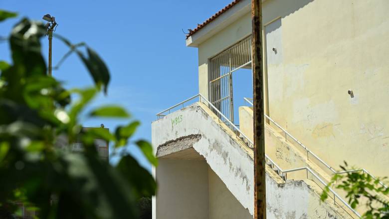 Χαϊδάρι: Σε κρίσιμη κατάσταση η 13χρονη που έπεσε από το μπαλκόνι του σχολείου της