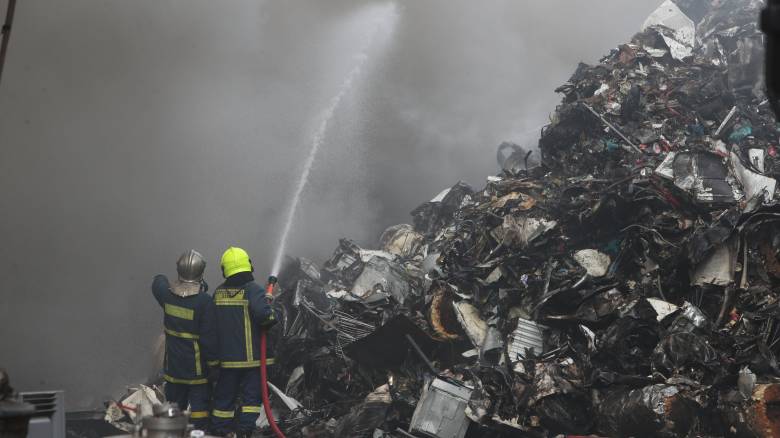 Θεσσαλονίκη: Μάχη για την κατάσβεση της φωτιάς στην εταιρεία ανακύκλωσης - Καίγονται πλαστικά