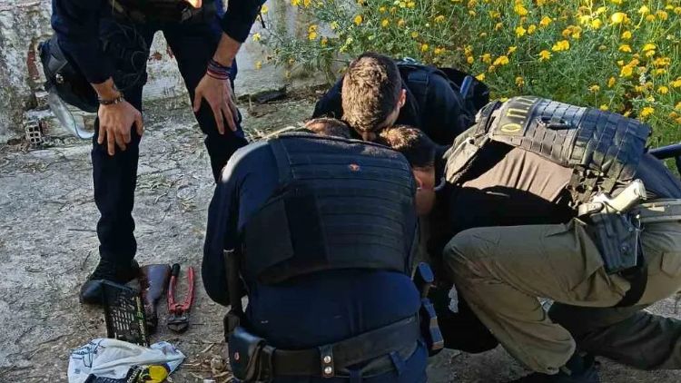 Δέκα συλλήψεις σε αστυνομική επιχείρηση στον Ασπρόπυργο: Εντοπίστηκαν όπλα, ξηλώθηκαν καλώδια