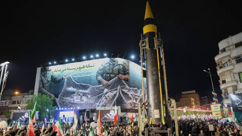 Επίδειξη ισχύος από την Τεχεράνη σε παρέλαση με βαλλιστικούς πυραύλους