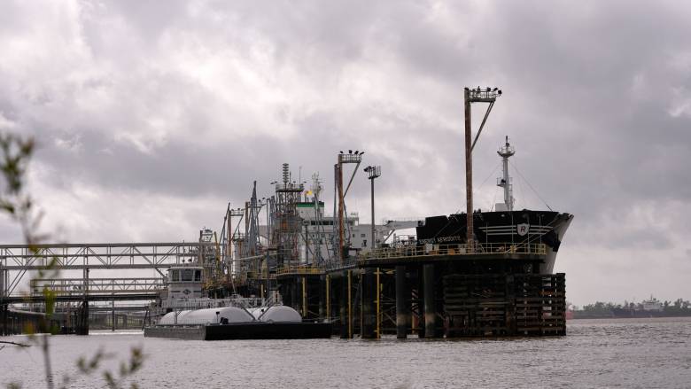 Το κλείσιμο των Στενών του Ορμούζ αυξάνει τη ζήτηση για αμερικανικό πετρέλαιο