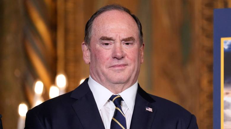 Ο Τραμπ απέλυσε τον υπουργό του Ναυτικού εν μέσω του αποκλεισμού του Ιράν - Οι εντάσεις με Χέγκσεθ