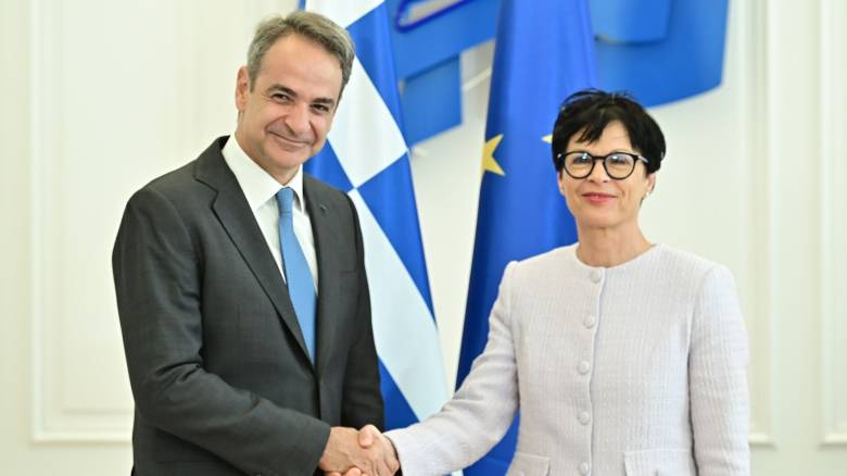 Συνάντηση Μητσοτάκη με Ευρωπαία Επίτροπο Διεύρυνσης: Στο επίκεντρο η ενσωμάτωση των Δ. Βαλκανίων