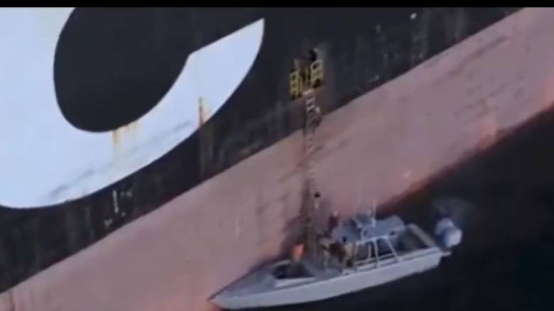 Η στιγμή που οι Φρουροί της Επανάστασης κάνουν ρεσάλτο στα πλοία στο Ορμούζ