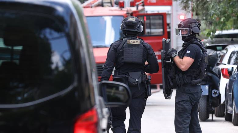 Η στιγμή που οι Αρχές συλλαμβάνουν τον 51χρονο που ταμπουρώθηκε στο Νέο Κόσμο