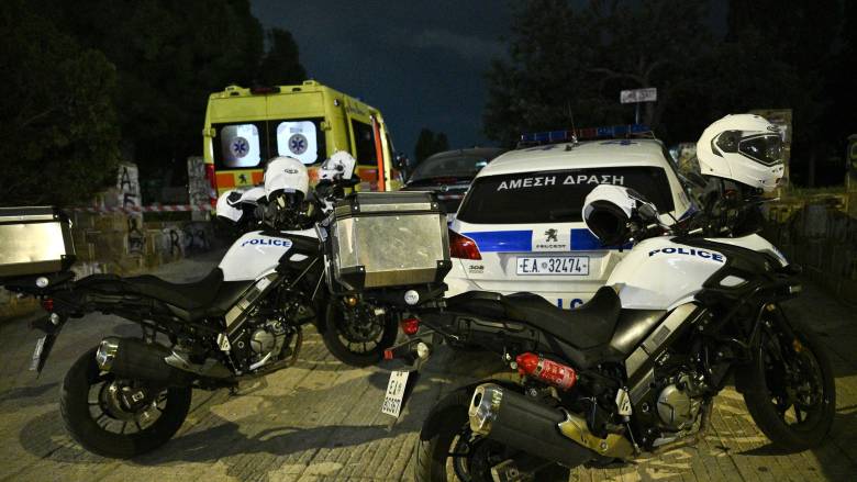 Σε κλίμα οδύνης η κηδεία του 27χρονου που δολοφονήθηκε στον Άγιο Δημήτριο