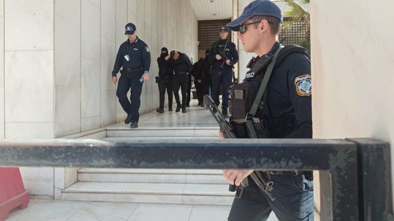 Άγιος Δημήτριος: Με σκυμμένο κεφάλι ο 20χρονος στο Ναυτοδικείο - Η στιγμή που φεύγει από ΓΑΔΑ