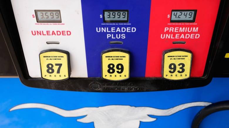 Δημοσκόπηση: Οι Αμερικανοί κατηγορούν τον Τραμπ για την αύξηση των τιμών της βενζίνης