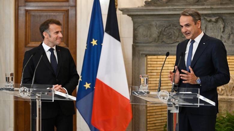 Μήνυμα αλληλεγγύης από Μητσοτάκη-Μακρόν: «Μπετόν αρμέ» η ρήτρα αμοιβαίας συνδρομής - Στο πλευρό σας