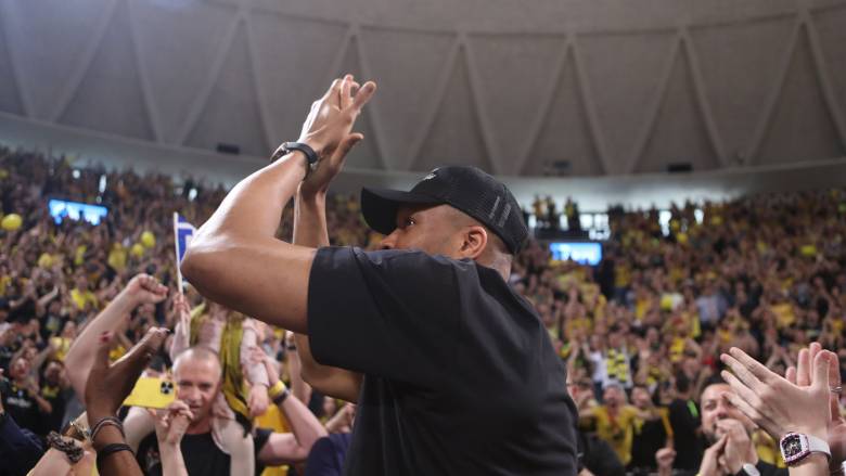 Αποθέωση για τους Αντετοκούνμπο στο Παλέ ντε σπορ - «Άντε τελείωνε με το NBA φτάνει»