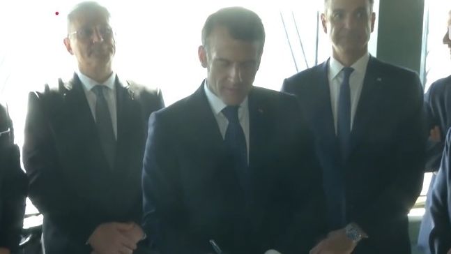 Το χειρόγραφο μήνυμα Μακρόν κατά την επίσκεψη στη φρεγάτα «Κίμων»: «Ενωμένοι στο όνομα της φιλίας»